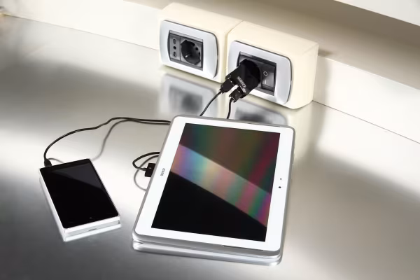 Lampa Caricabatteria da rete con 2 porte Usb - 2400 mA - 100/230V