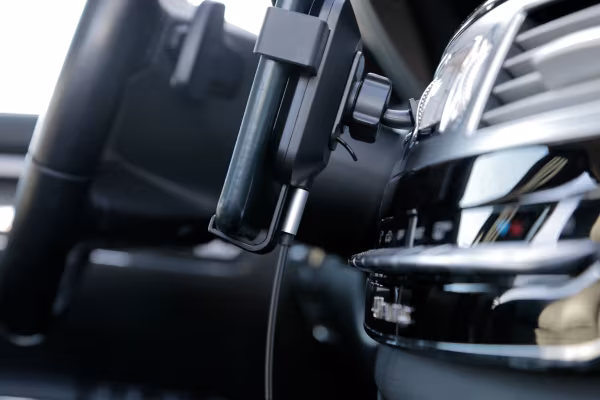 Lampa Graviton Wireless, porta telefono per bocchette d’aerazione con carica batteria wireless