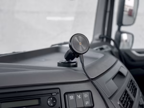 Optiline Mag Wireless Orbit, Porta telefono magnetico con ricarica wireless e attacco a ventosa adesiva