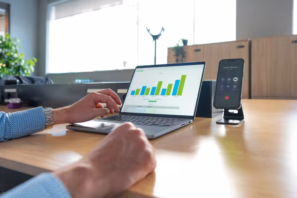 Optiline Mag Wireless Stand, Porta telefono magnetico da casa/ufficio con ricarica wireless