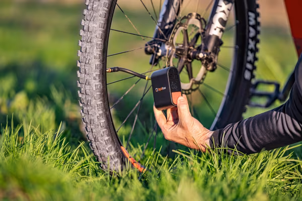 Optiline Aircore, mini compressore elettrico portatile compatibile con auto, moto, bici, palloni